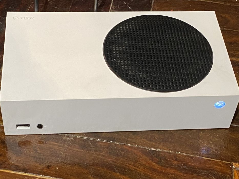 Xbox Series S (2 геймпада + аксесуари)