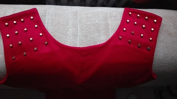 Czerwona sukienka z dżetami - rozmiar M