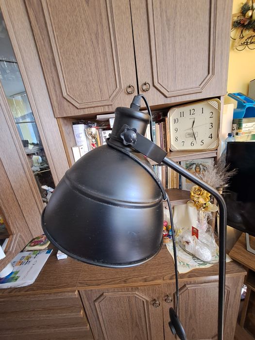 Lampa stojąca czarna