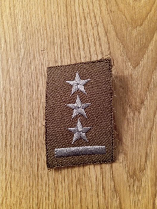 stopień porucznika wojsk lądowych na furażerkę