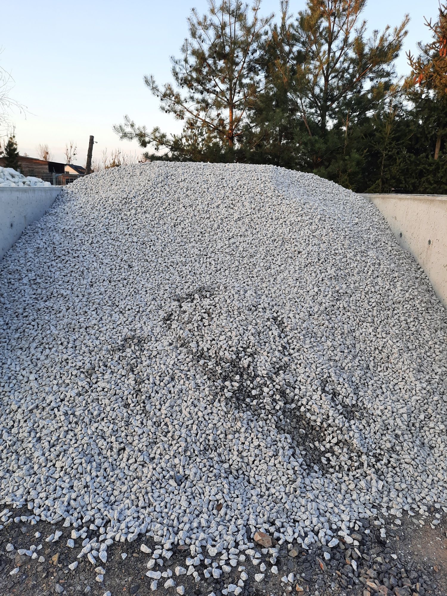 Kamień ozdobny grys granitowy dalmatyńczyk