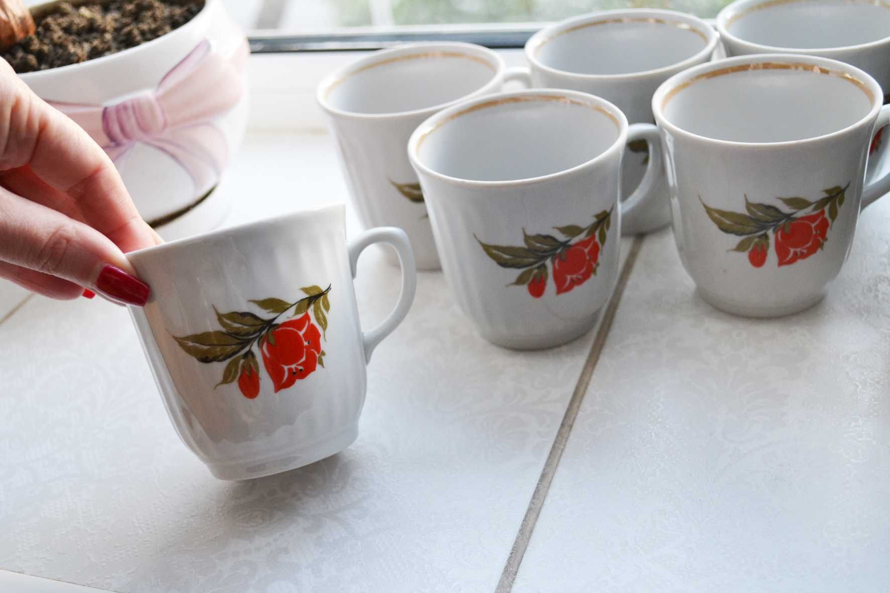 Чашки 13 штук  белые с красным цветком