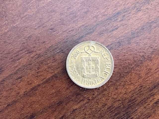 6 moedas de 1 escudo, latão níquel, módulo menor; oferta de 2 moedas