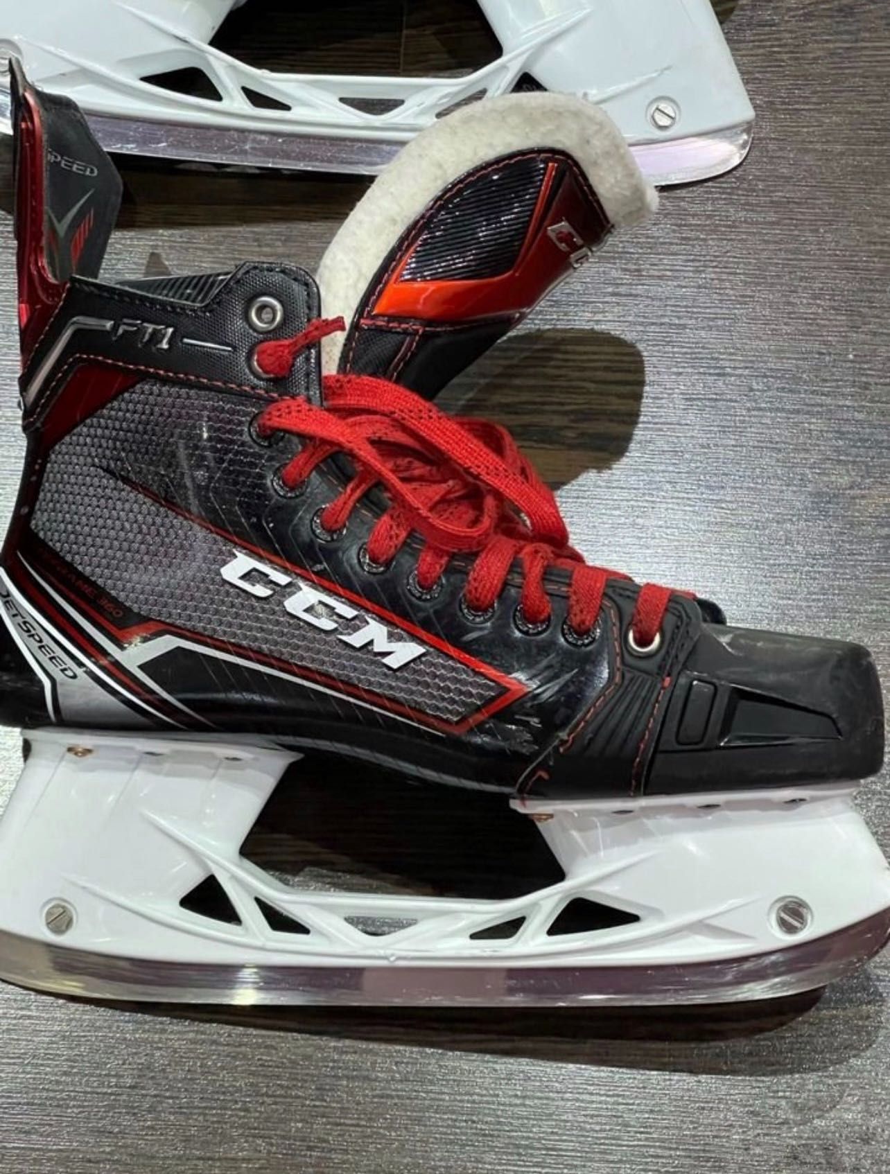 Коньки хоккейные CCM Jetspeed FT1 SR 9.5 EE/ 25000