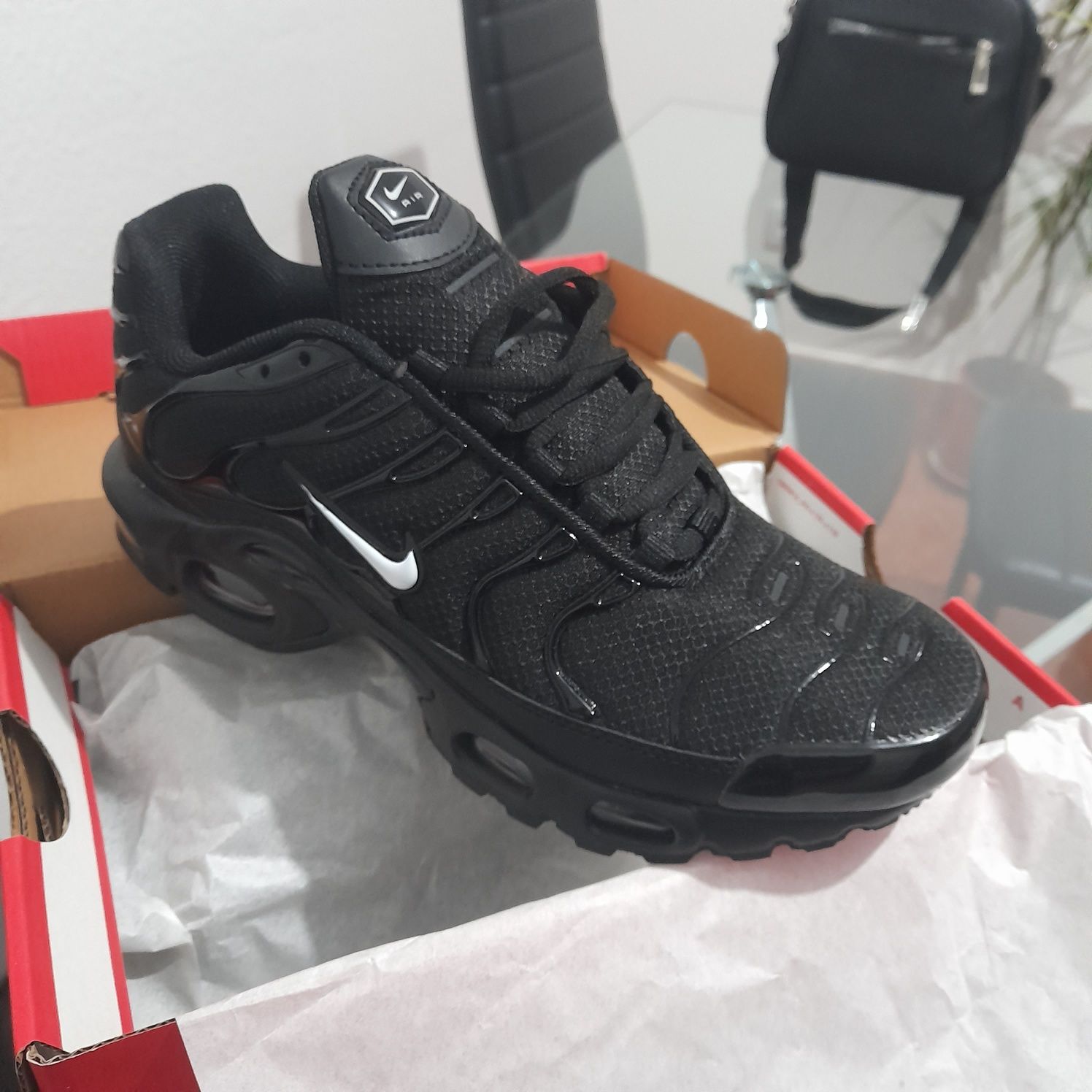 Vendo ténis nike air max tn black white n-41