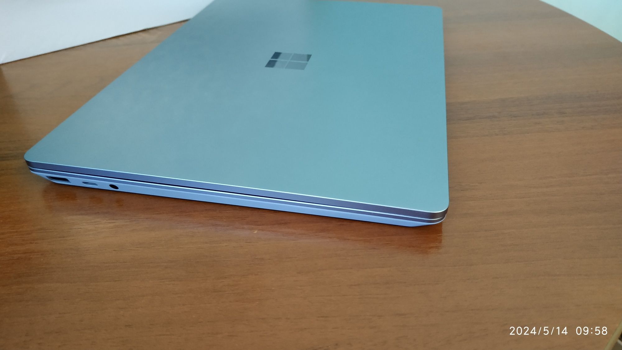 Ноутбук Microsoft Surface Laptop Gо 2. (не працює підсвітка)