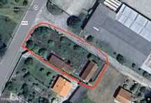 Moradia c/ terreno, anexos e 2 poços no centro de São João de Areias