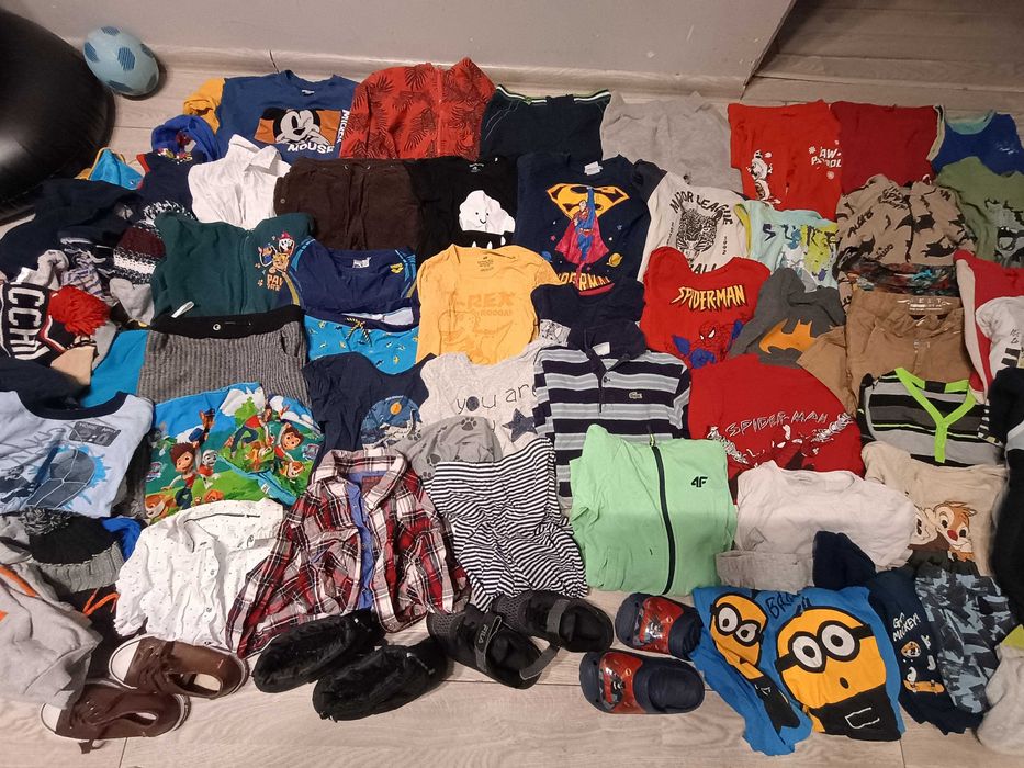 Paka 122/128 koło 50 szt plus buty i dodatki