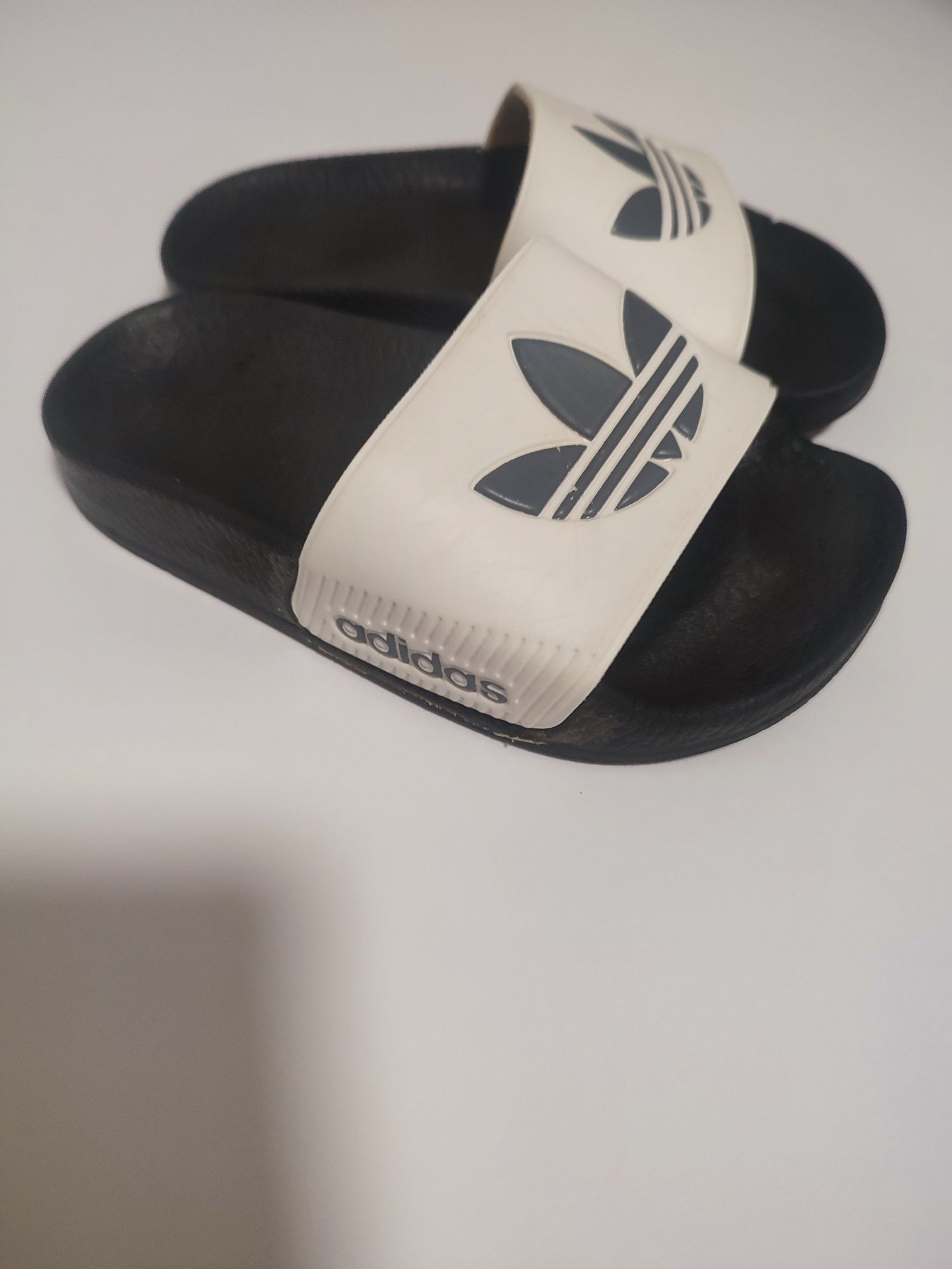Шльопанці Adidas розмір 24,стан нових