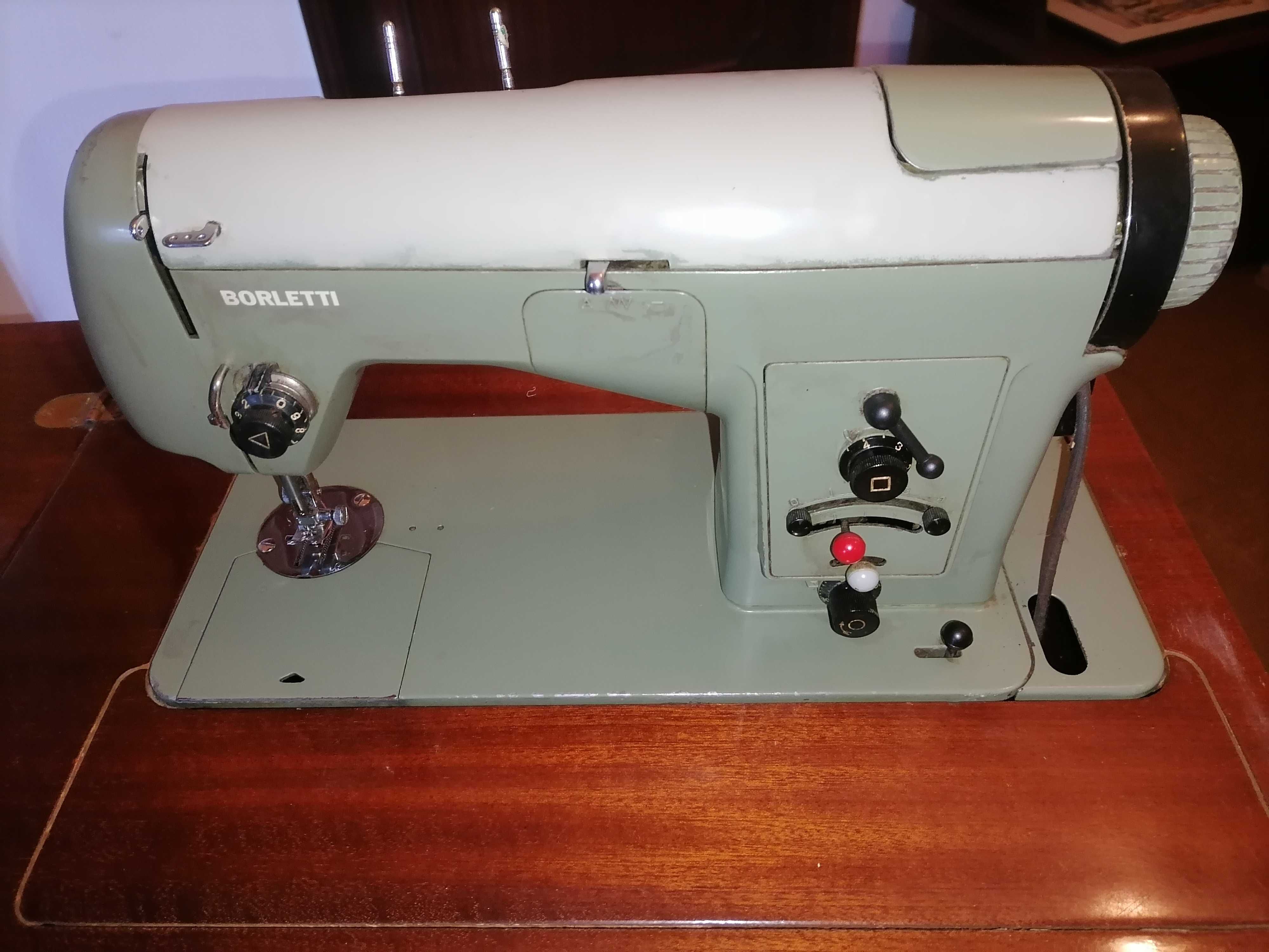 Máquina de costura eléctrica marca Borletti com móvel
