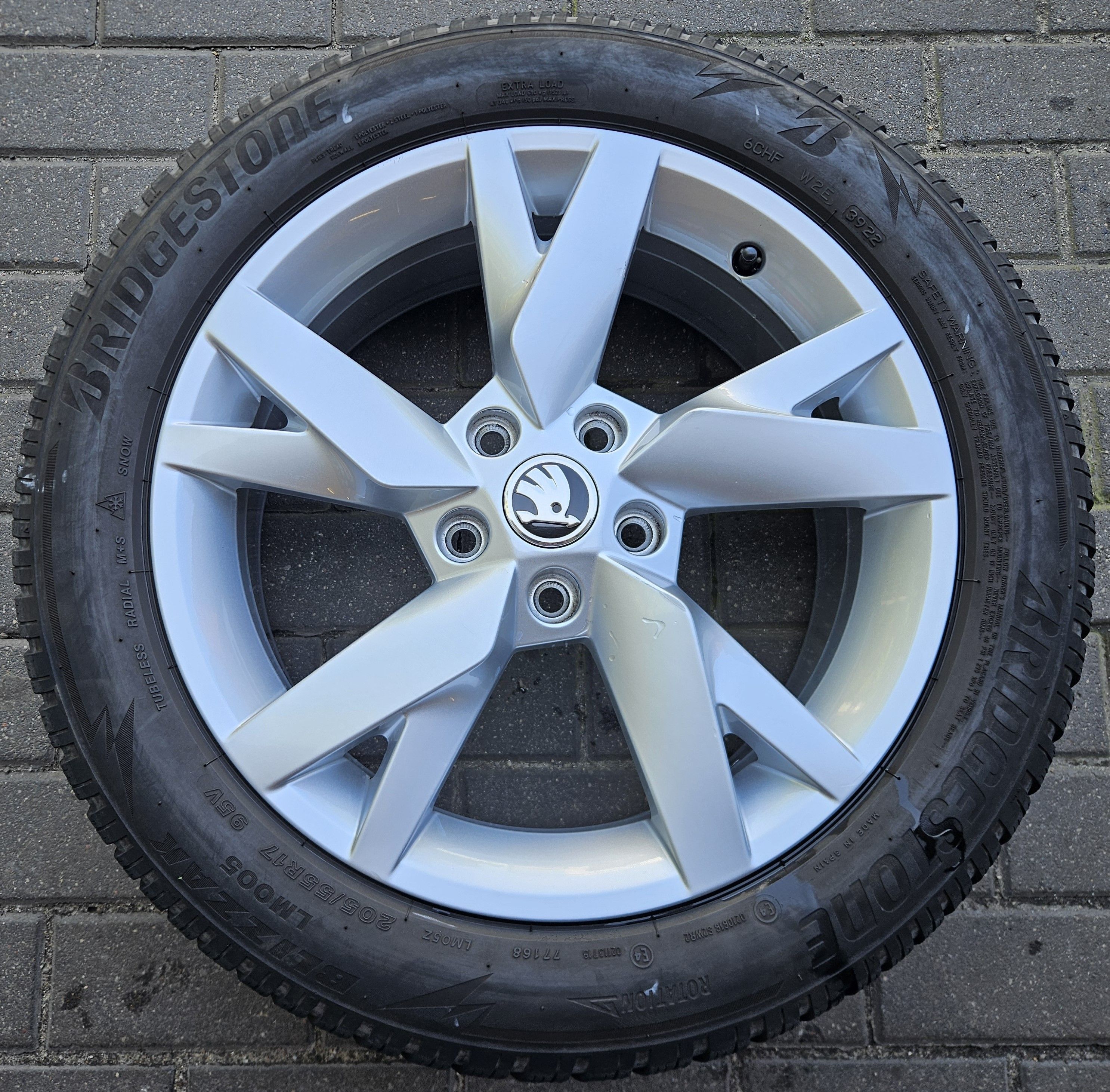 4x Felgi aluminiowe SKODA OE 6.5 x 17 5x112 ET46 Octavia IV [980]
