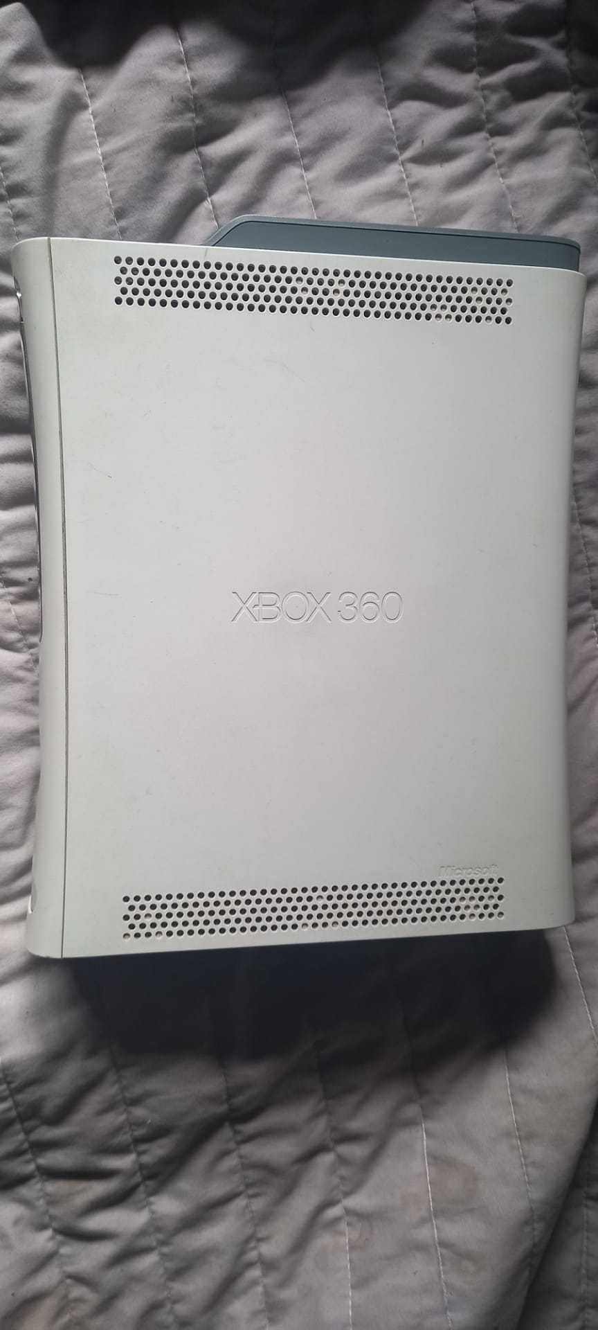 Xbox 360 com jogos e um comando