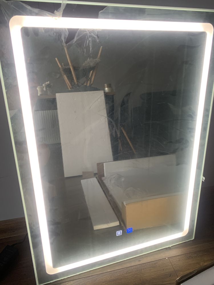 Szafka łazienkowa VOWNER z oświetleniem LED, lustrem i odmgławiaczem