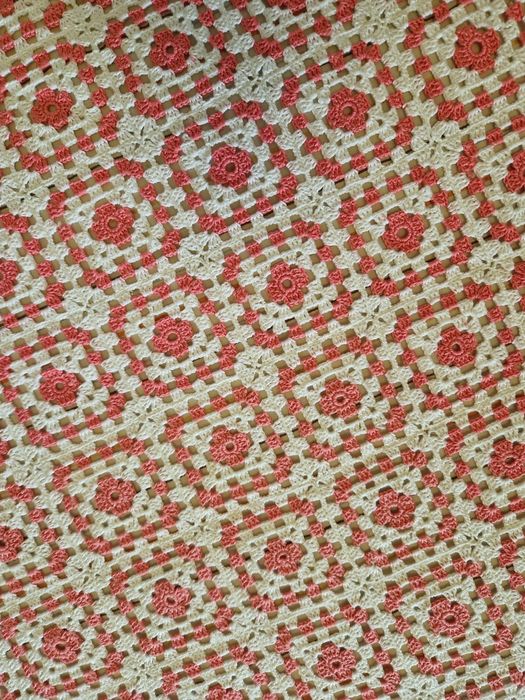 Colcha de crochê branca e rosa