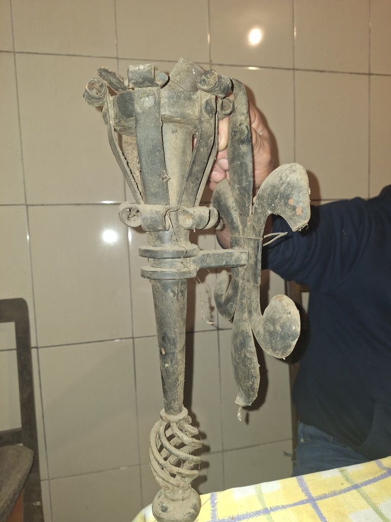 Candeeiro tocha antigo em ferro