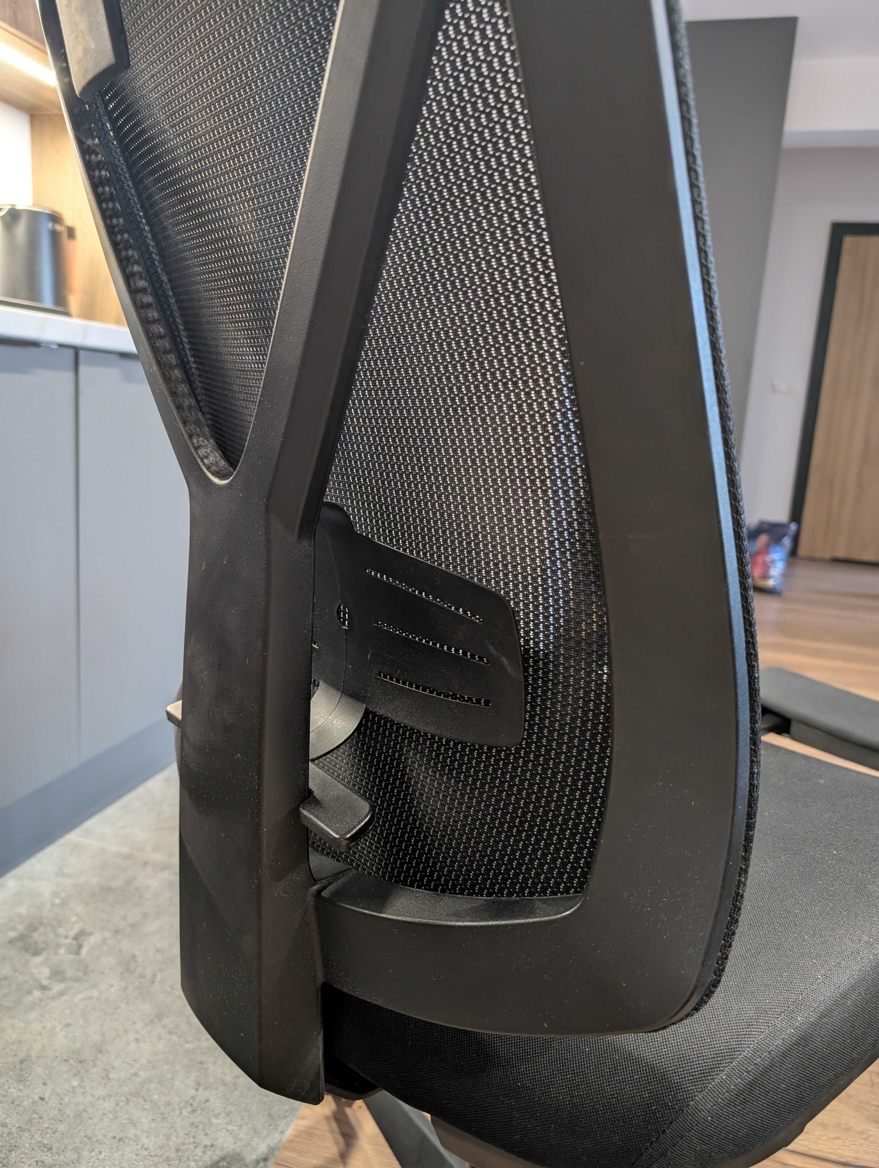 Ergonomiczne krzesło biurowe z zagłówkiem i podnóżkiem