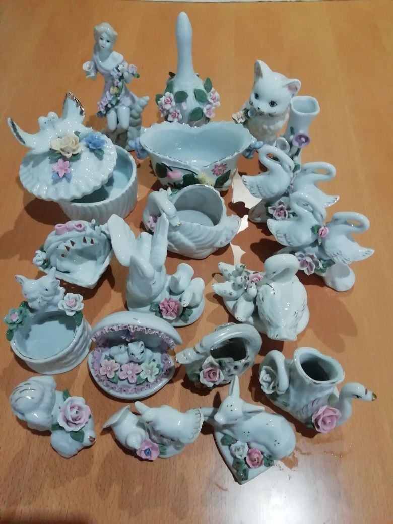 Peças floridas em porcelana.