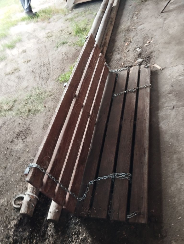 Domek dla dzieci z huśtawka i zjeżdżalnia