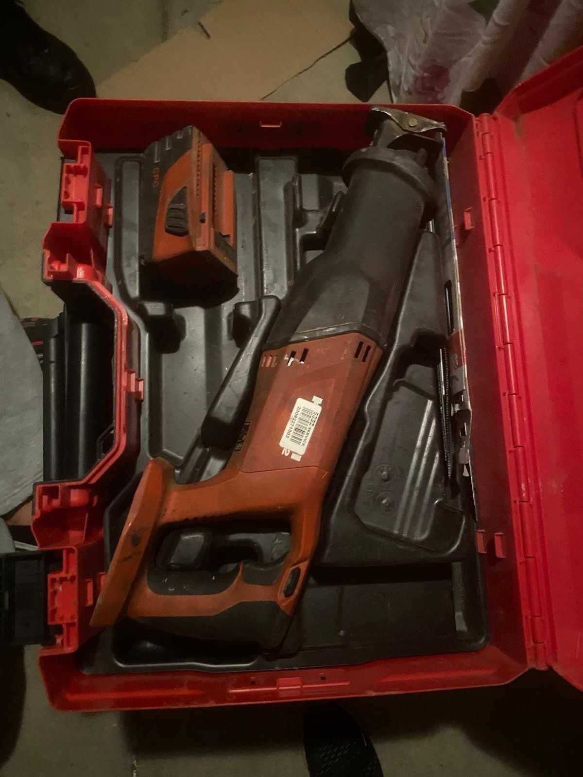 Máquina de pregos Hilti DX460 e serra de sabre Hilti SR4-A22