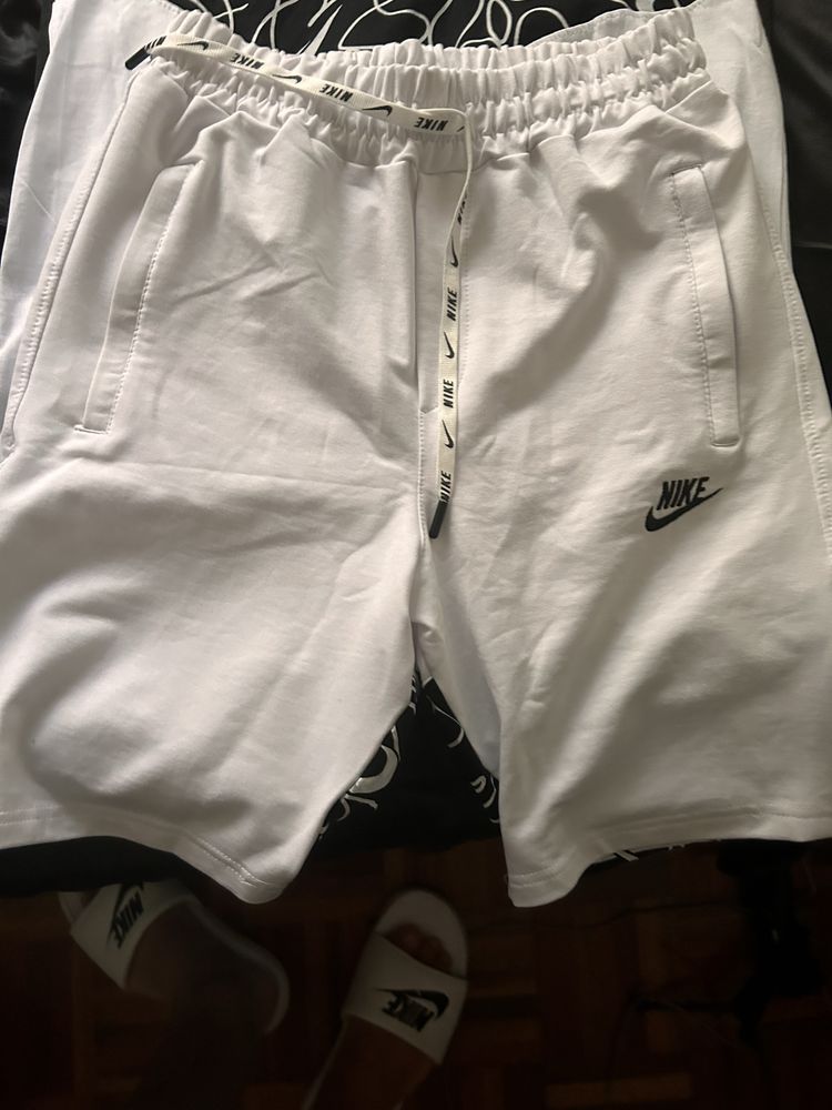 Conjunto nike branco e preto
