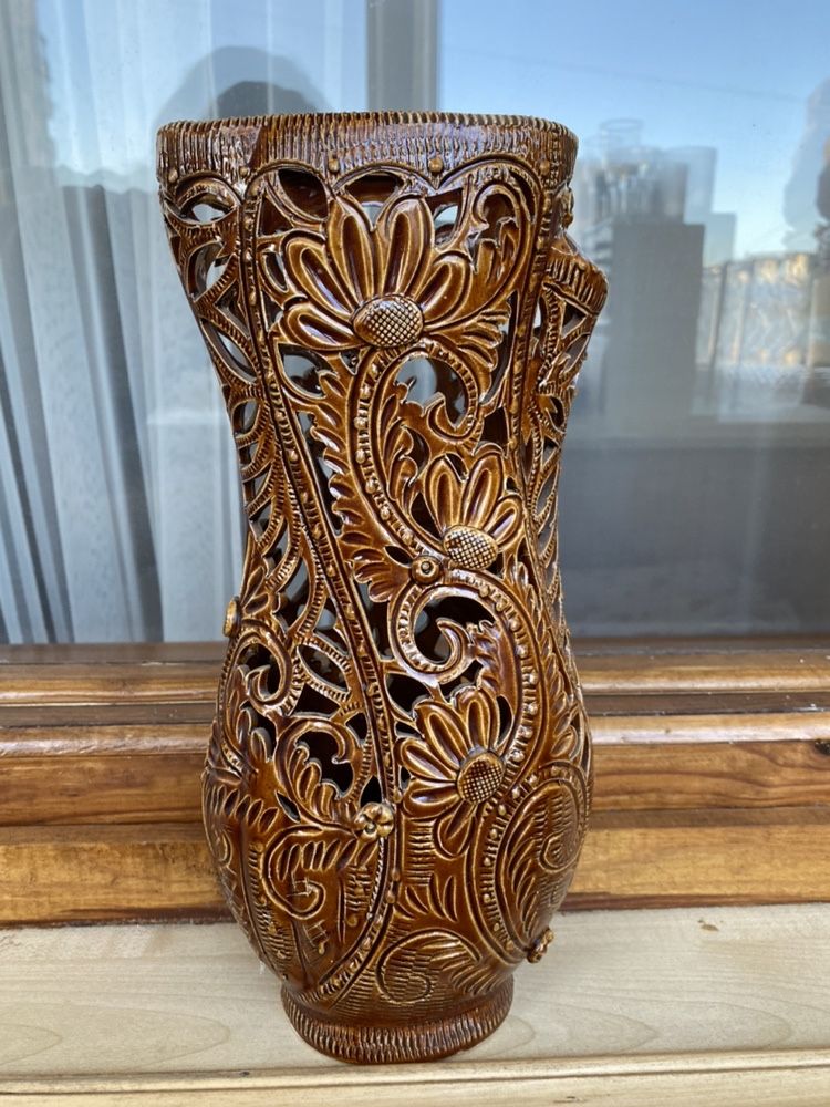 Глиняная узорная ваза