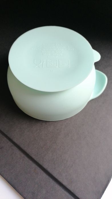 Conjunto da Chicco composto por taça com ventosa e colher em silicone.