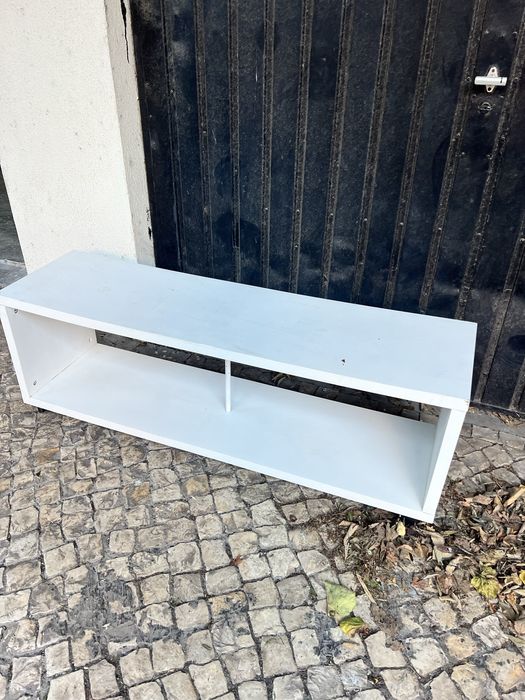 Móvel de televisão branco com rodas