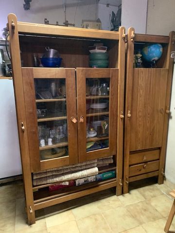 Mesa com cadeiras e móvel para sala com portas vidro e madeira e ainda