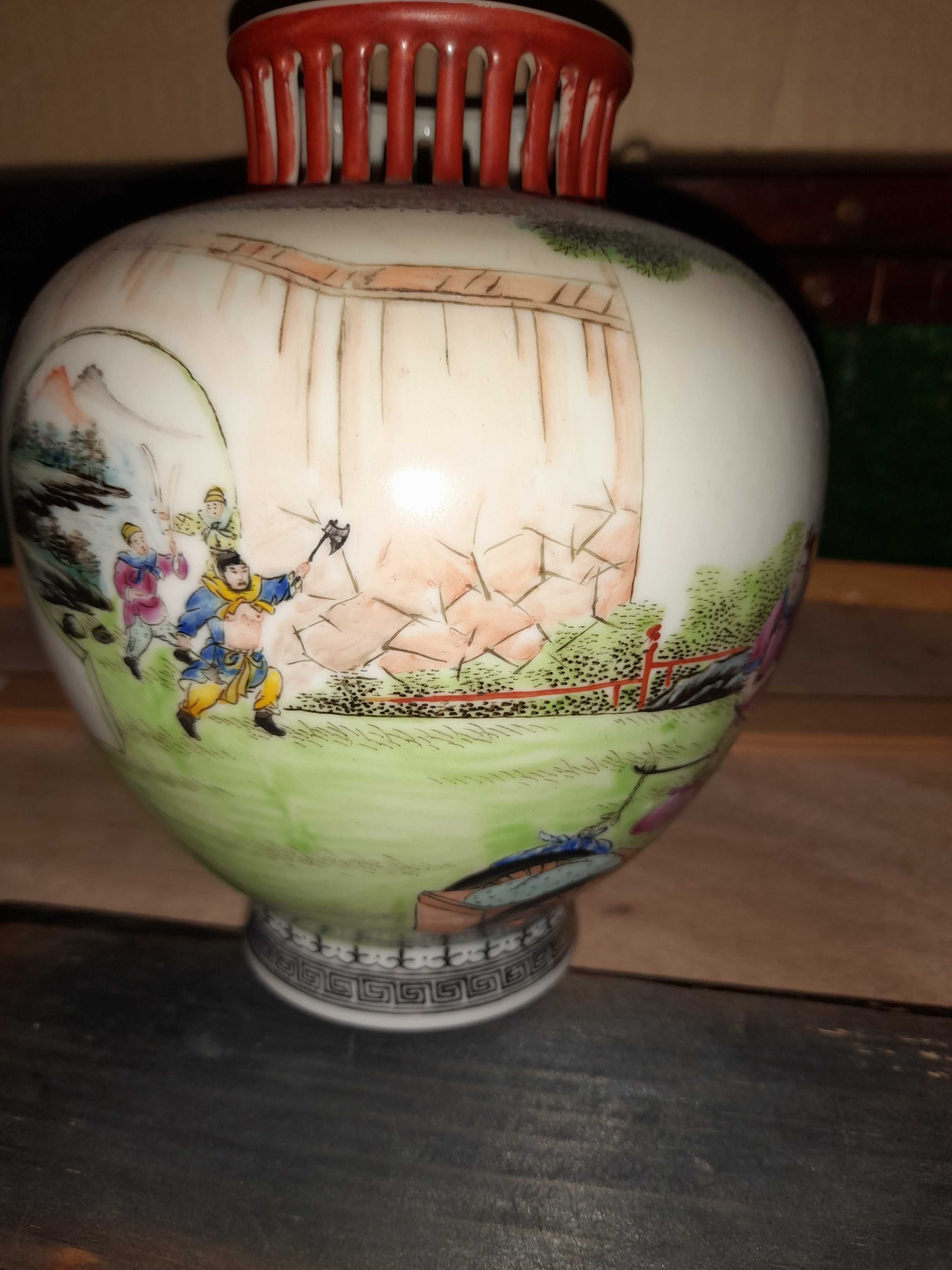 Jarra em porcelana japonesa com base em madeira séc. xx