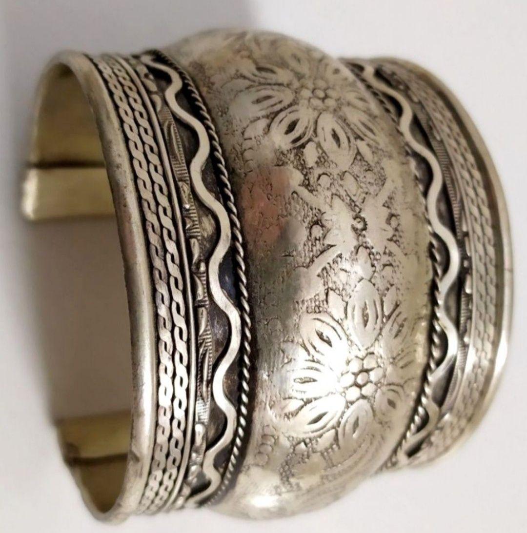 Женский браслет из металла на руку в восточном стиле

Красивая гравиро