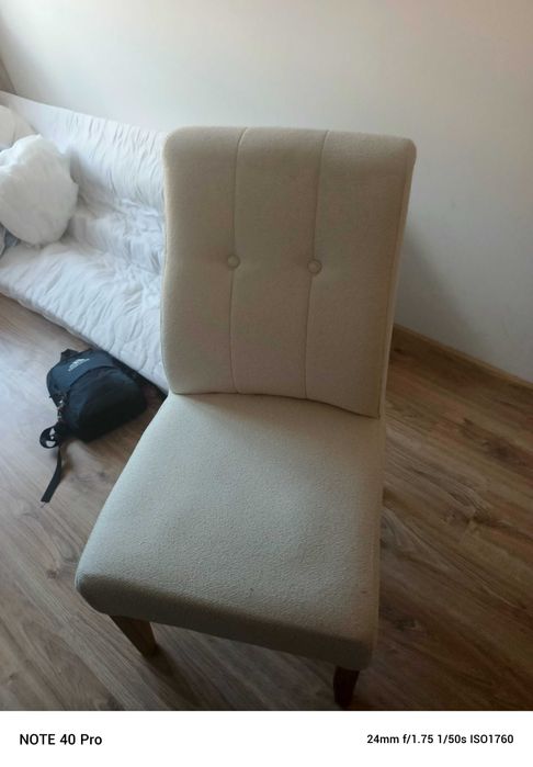 Sprzedam białe, miękkie krzesło