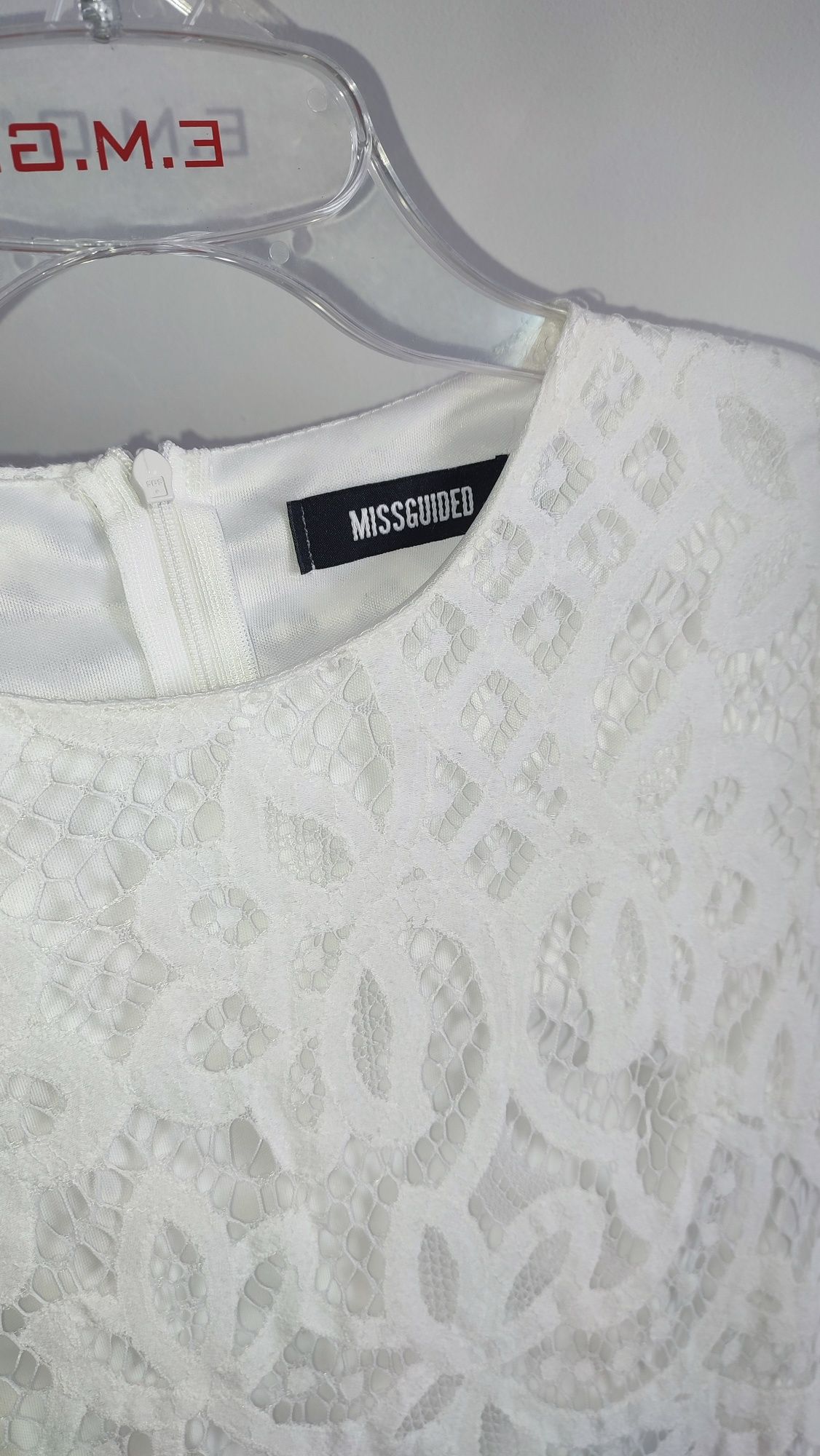 Piękna biała koronkowa sukienka Missguided S