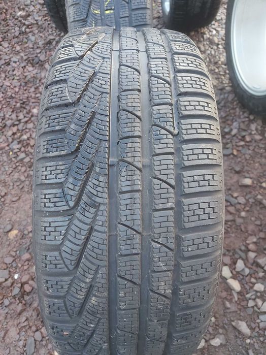 Opona zimowa Pirelli Sottozero Winter 240 serie II 235/45R18 265/45R18