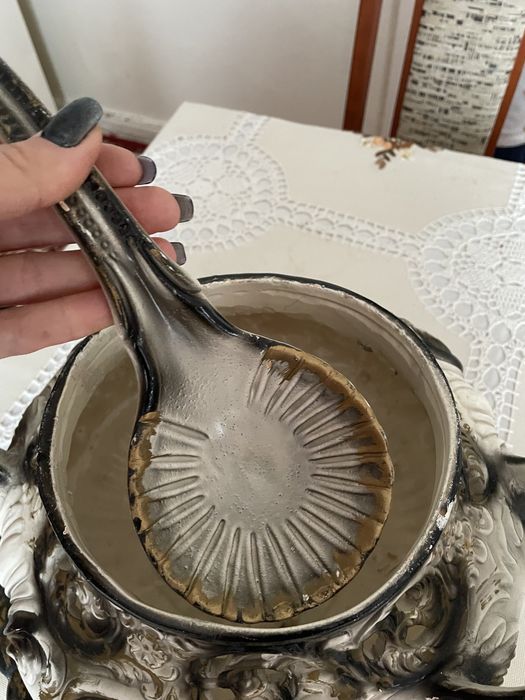 Porcelanowa waza z kwiatami rękodzieło