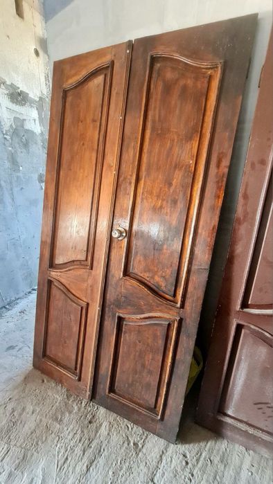 Вхідні подвійні деревʼяні двері