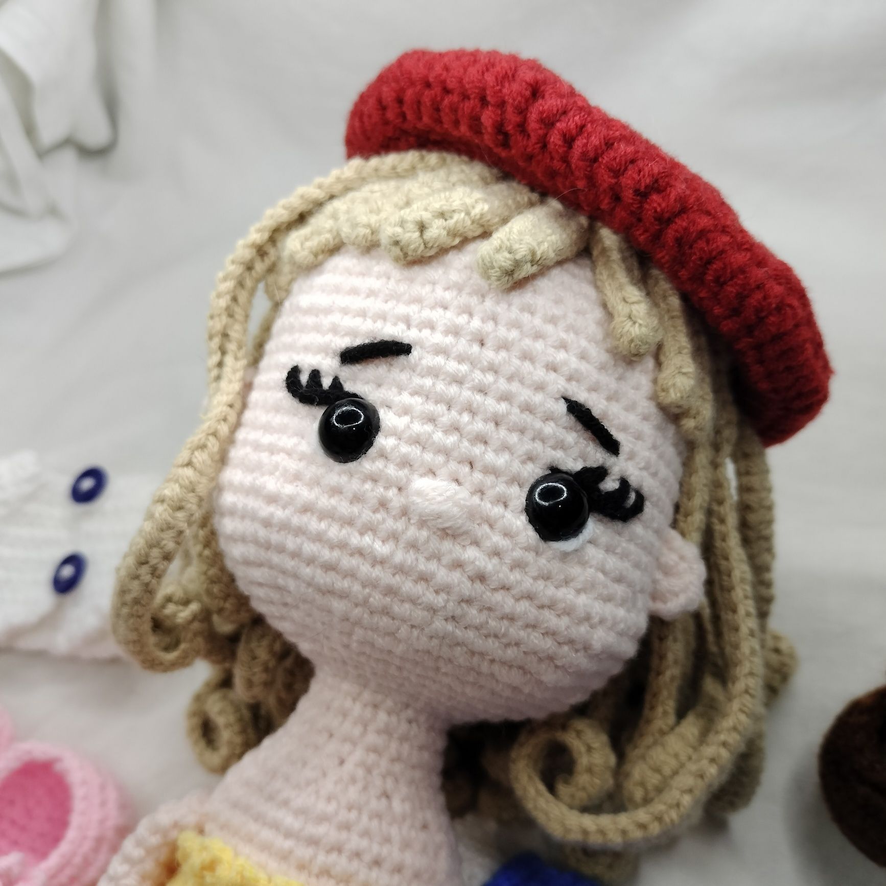 Maskotka LALKA przebieranki amigurumi zestaw ubranka handmade szydełko
