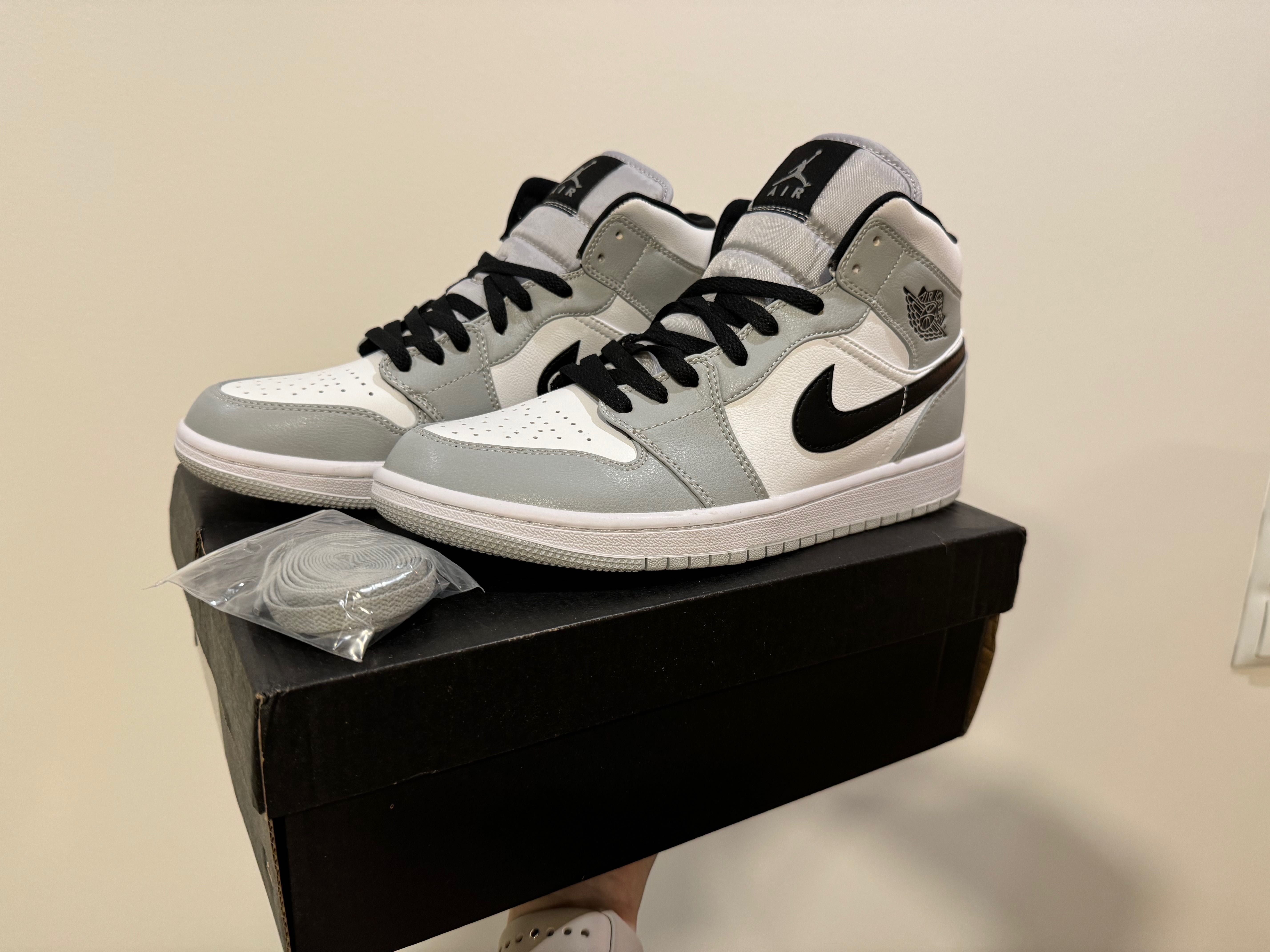 Buty Nike Air Jordan 1 Mid Light Smoke Grey r. 42