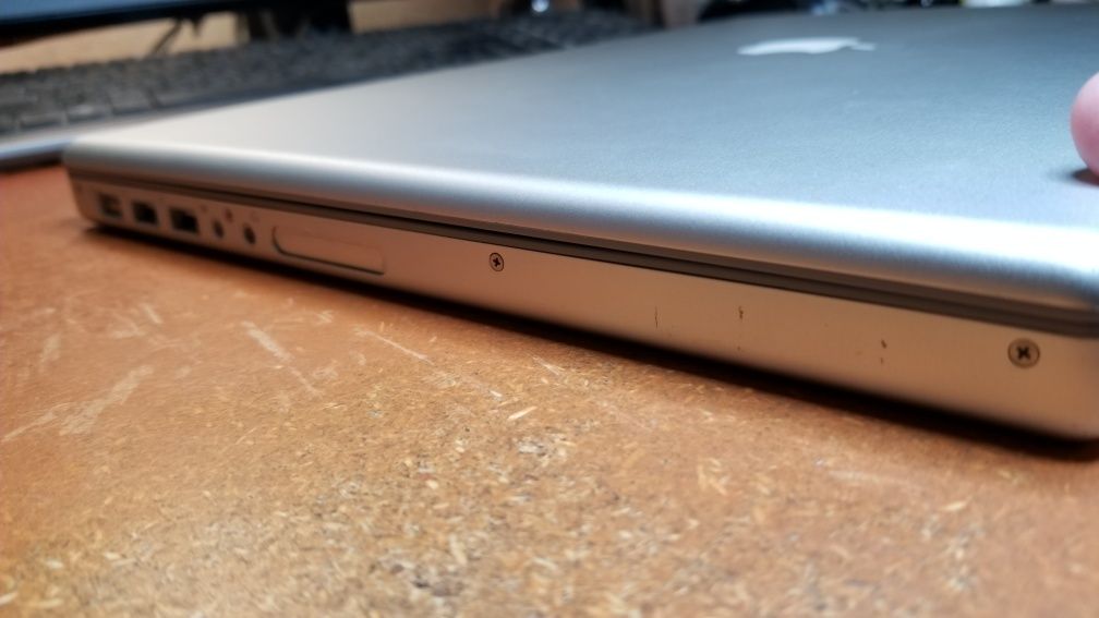 Apple MacBook Pro 17' A1229 не вмикається.