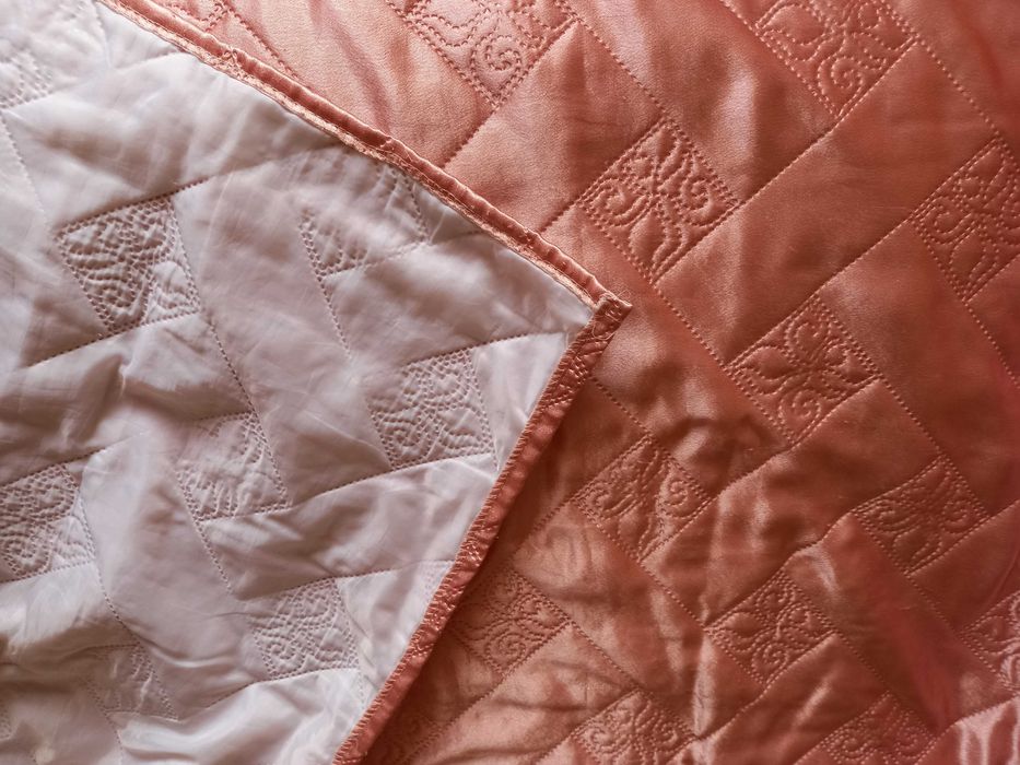 Шовковисте рожево-персикове покривало на полуторне ліжко