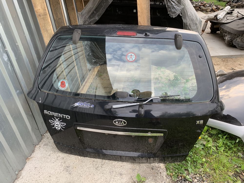 Скло кришки багажника Kia Sorento 2002 - 2009 стекло ляди Кіа Соренто