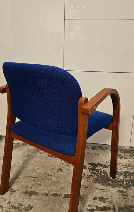 Krzesło drewniane z niebieską tapicerką
