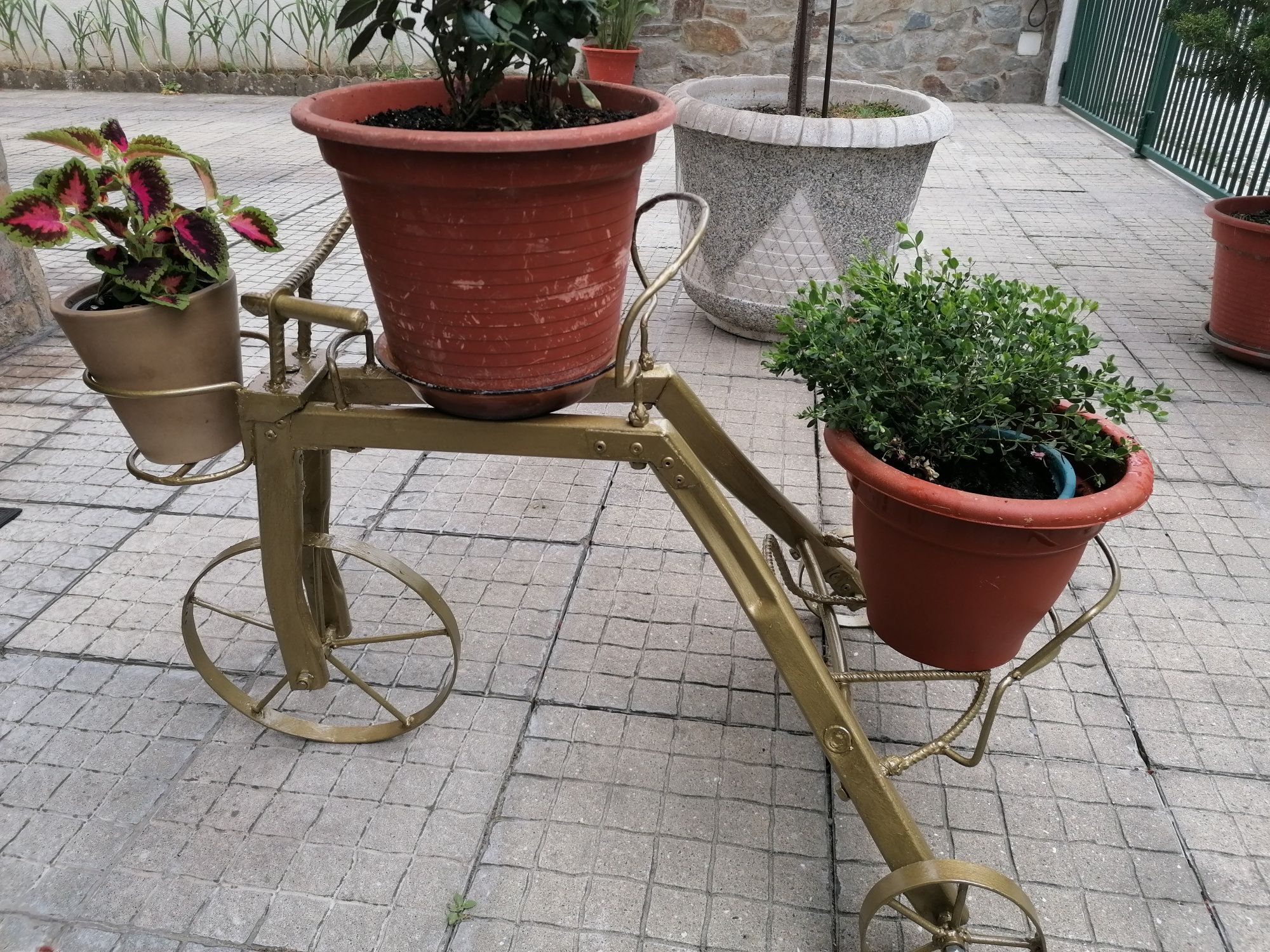 Floreira em forma triciclo