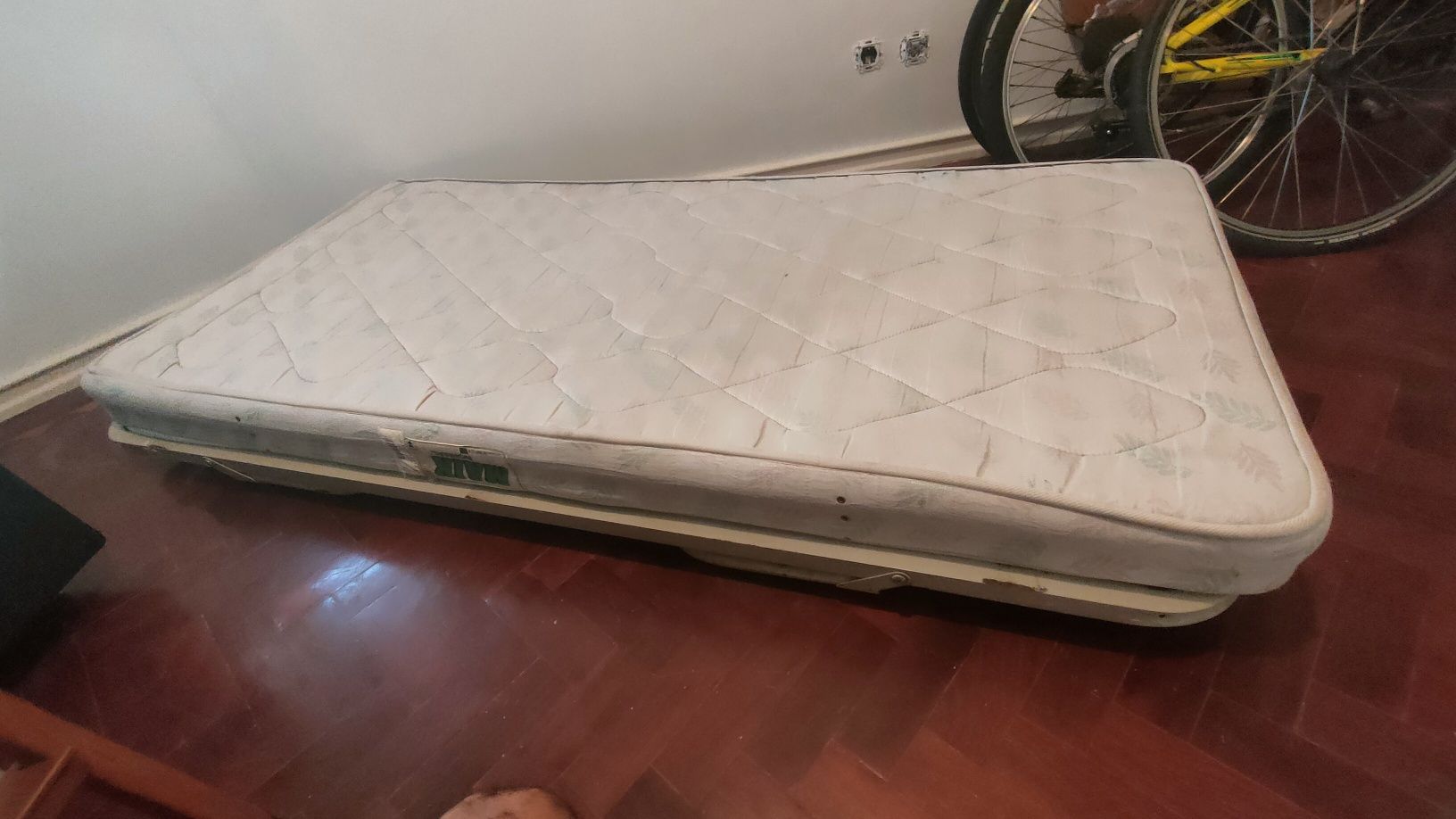 Estrutura de cama rebatível tipo gaveta inferior de cama.