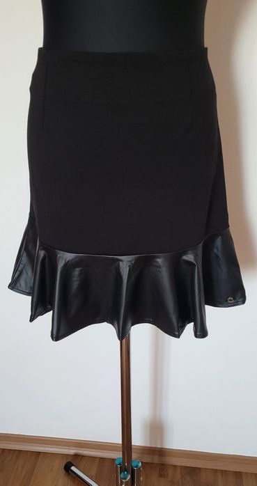 Nowa czarna spódnica damska rozkloszowana z falbankowym wykończeniem