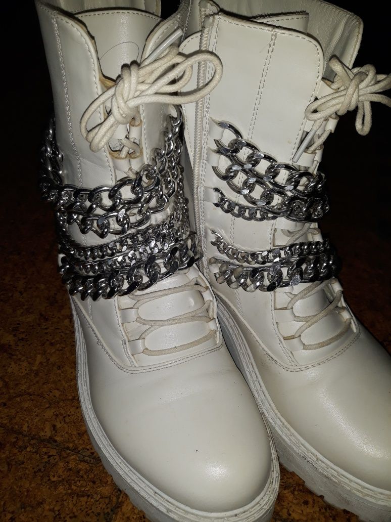Botas brancas com corrente