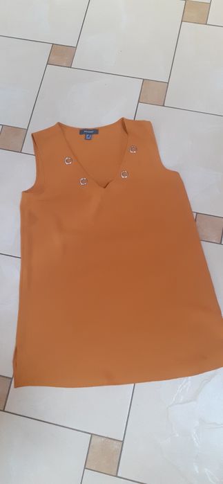 Bluzeczka na ramiączkach damska z ozdobnymi kóleczkami.