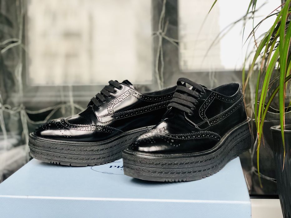 Черные лаковые оксфорды «Prada” оригинал