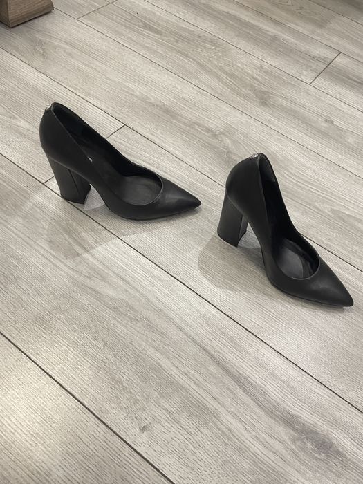 Шкіряні туфлі на підборах guess 37 розмір