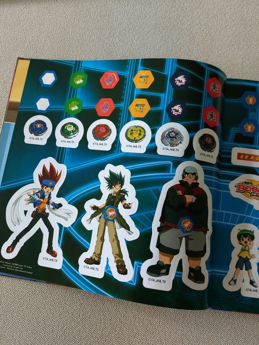 Livro Beyblade, com autocolantes,  novos