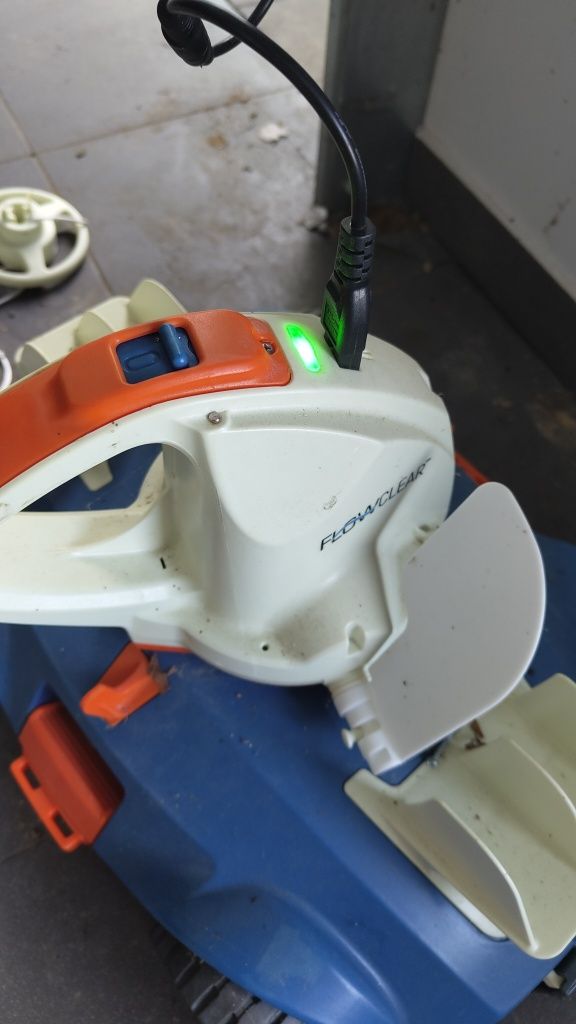 Robot Basenowy Bestway sprawny automatyczny do nie wielkoego basenu